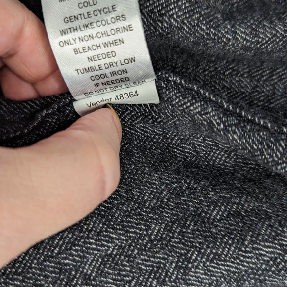 On the Byas Mens XL Button Down Cotton Shirt EUC Dark Blue Pattern Breast Pocket - Picture 4 of 8